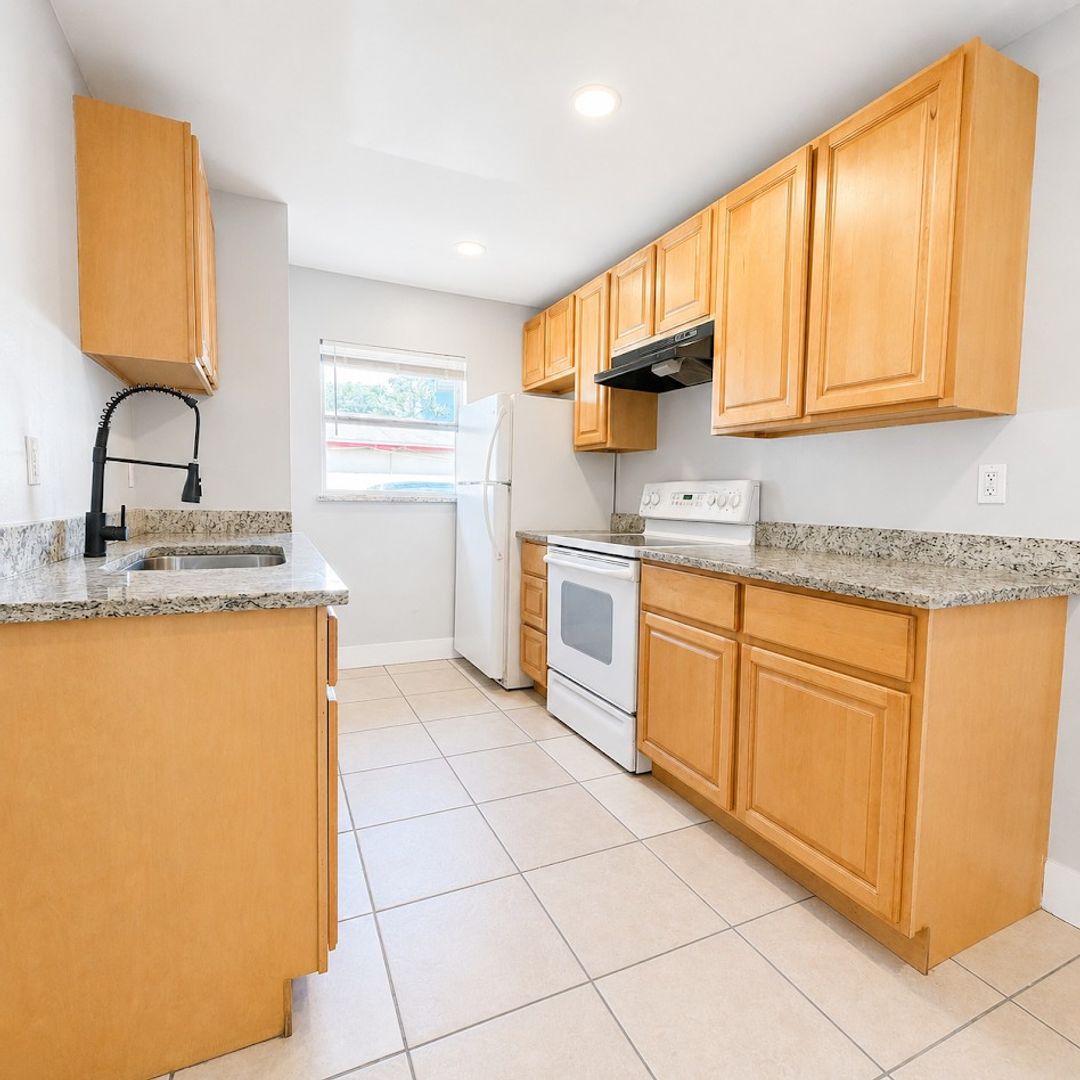 Fort Myers Apartment: 1570/1572 Cypress Dr