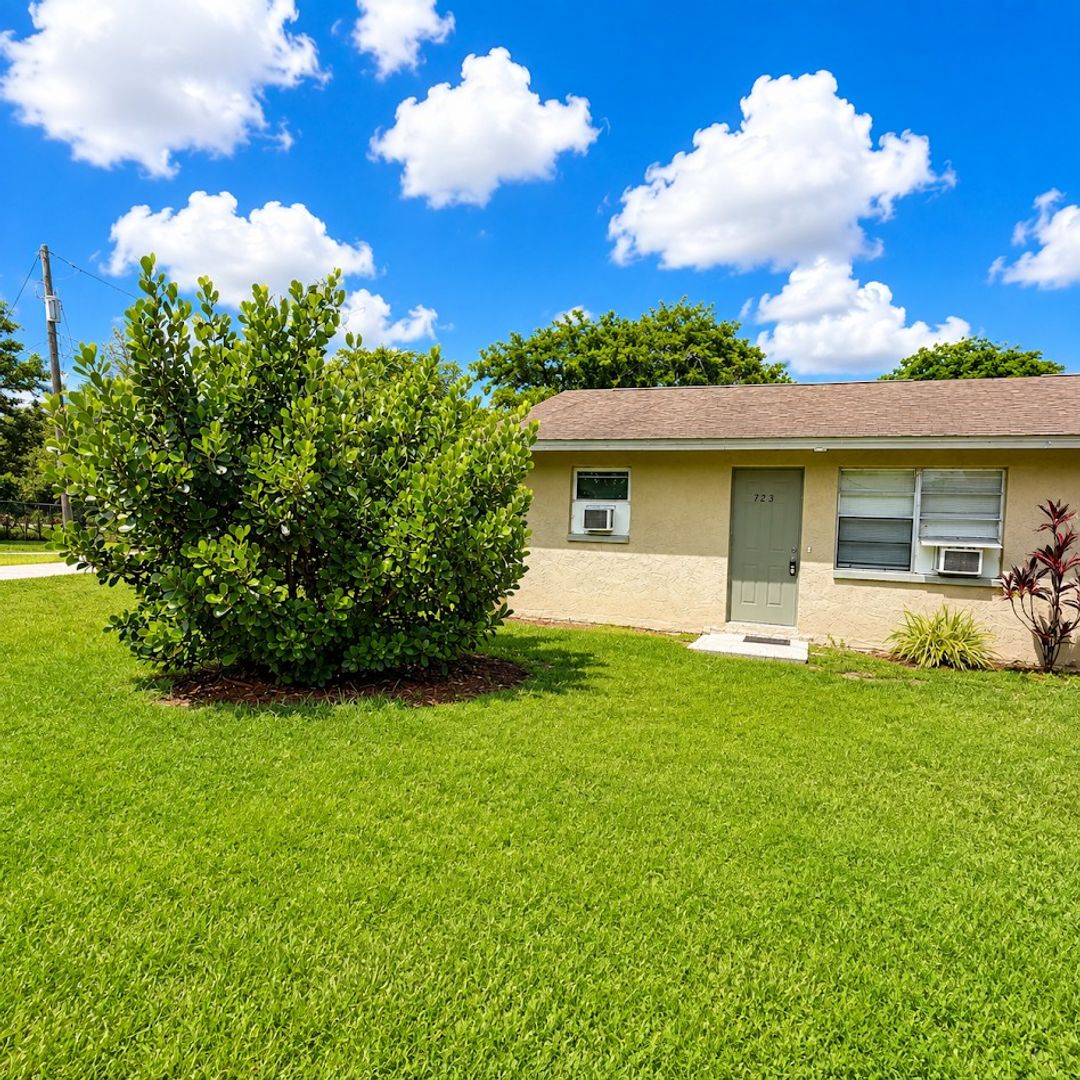 Fort Myers Apartment: 721/723 Burdick Ave