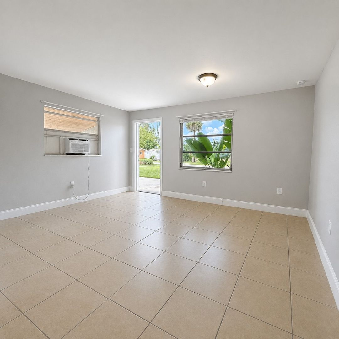 Fort Myers Apartment: 917/919 Freemont St & 3304/3306 Edgewood Ave