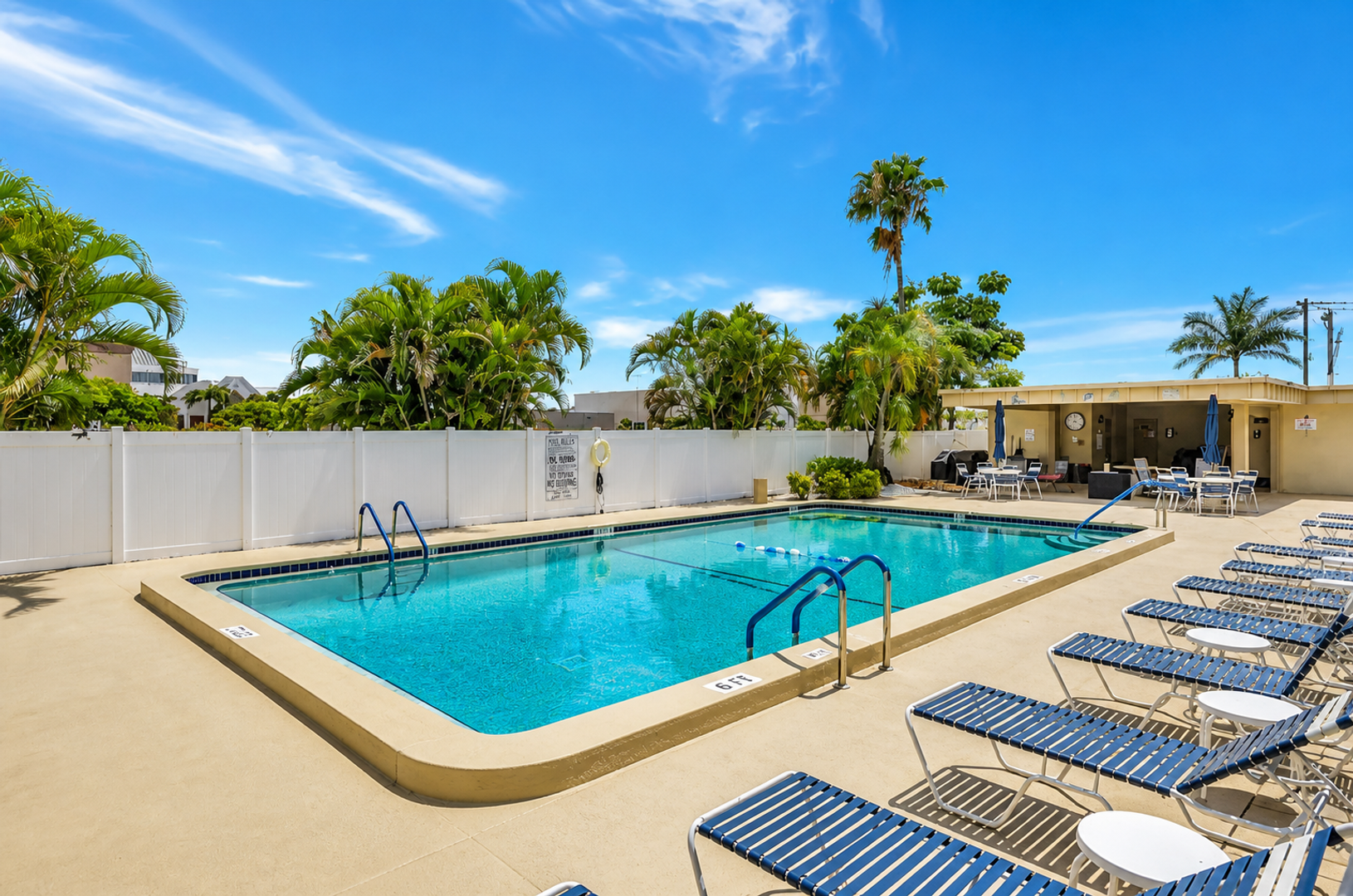 Fort Myers House: 2264 Winkler Ave