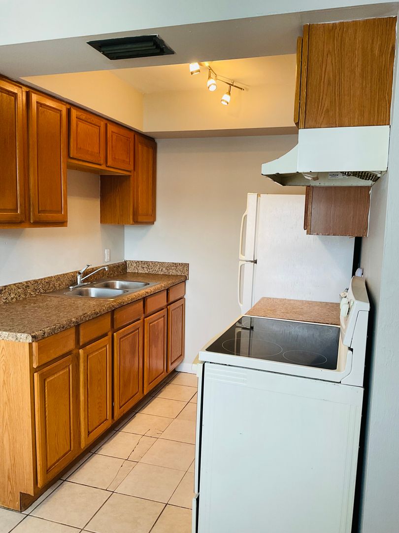 Fort Myers Apartment: 2105 Canal St