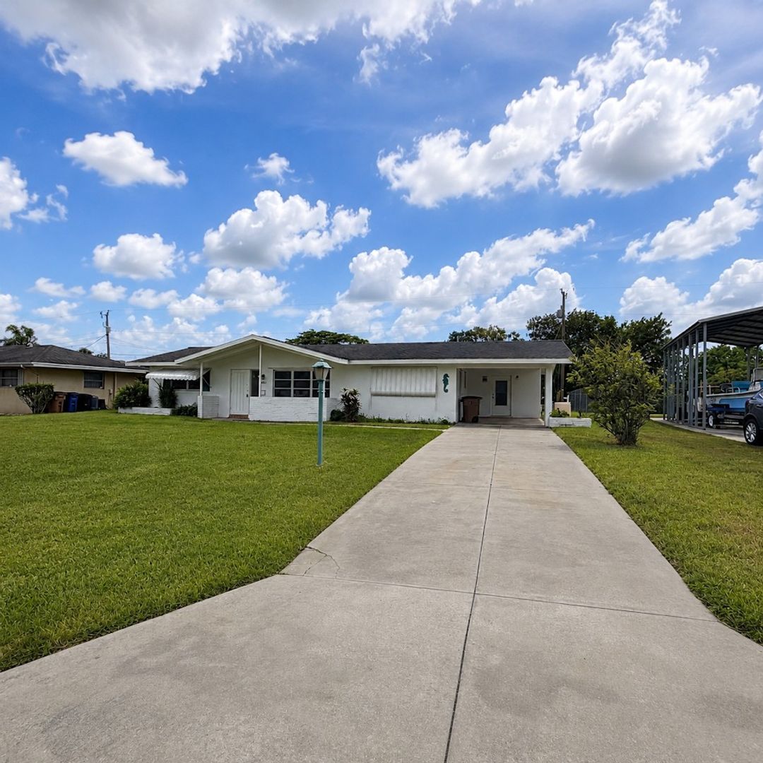 Lehigh Acres House: 800 Willow Dr