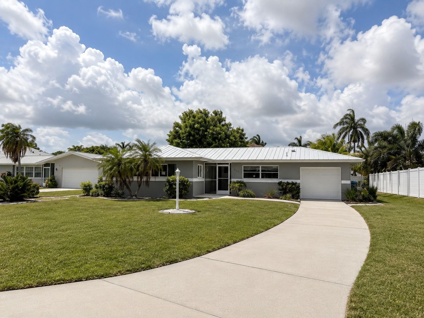 Cape Coral House: 912 Dolphin Dr