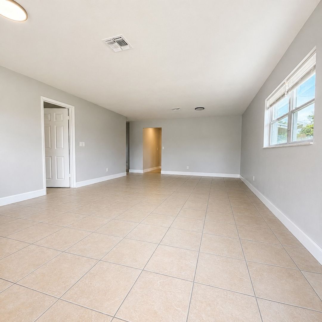 Fort Myers Apartment: 1570/1572 Cypress Dr