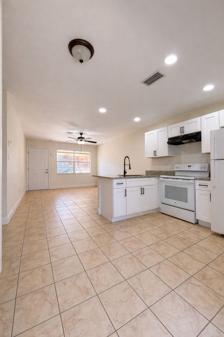 Fort Myers Apartment: 2243-2247 South St