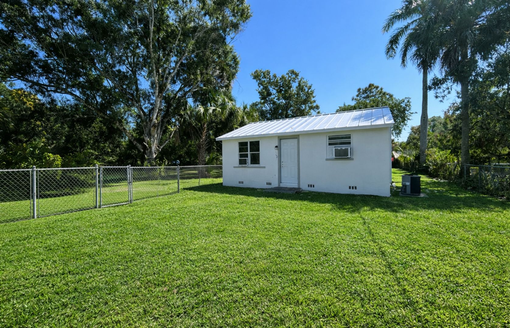 Fort Myers House: 569 Nuna Ave