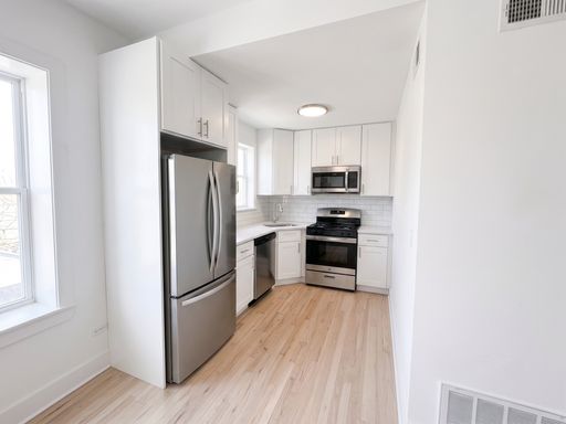 Brand New 2-Bed/1.5-Bath in the Heart of Wrigleyville – photo 1