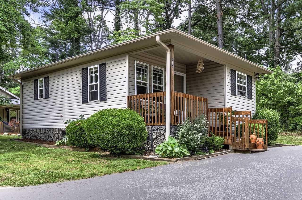 Black Mountain House: 208 Gatchell Street