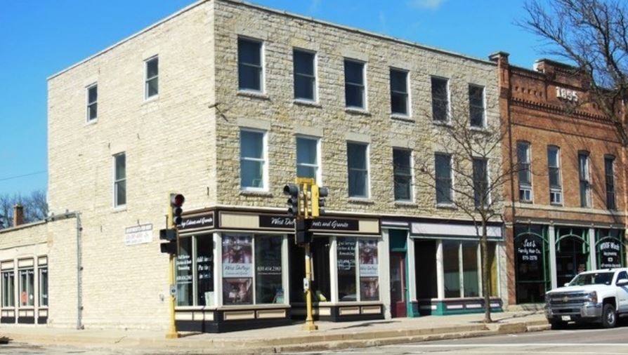 Batavia Apartment: 141 S. Batavia Ave.