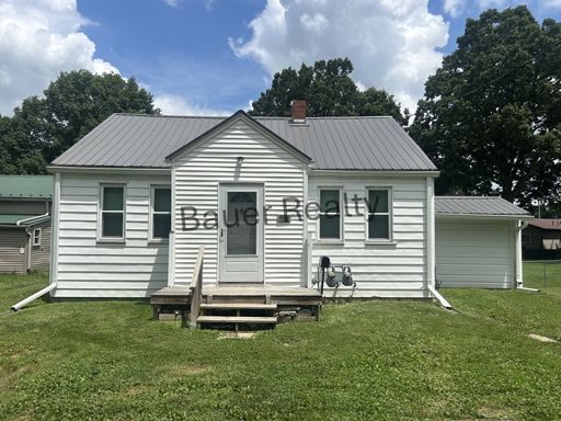 Quaint two bedroom with large yard – photo 1