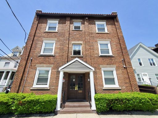One-bedroom apartment just one block from Gannon University