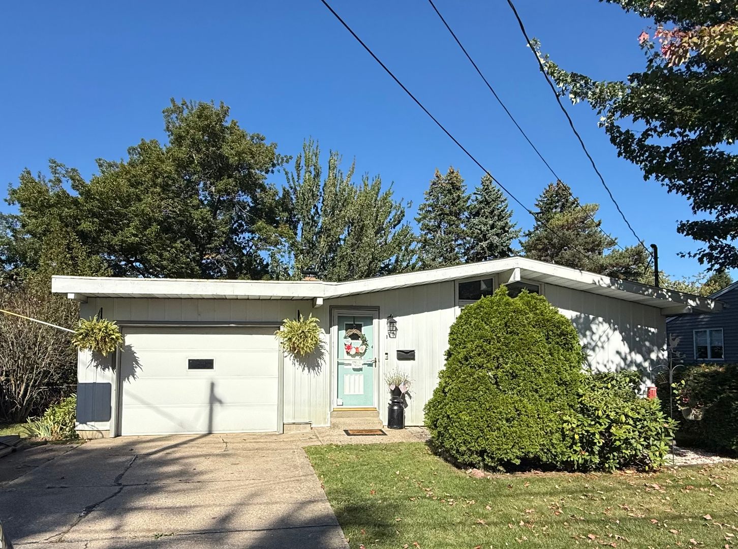 Erie House: 112 Longacre Ave
