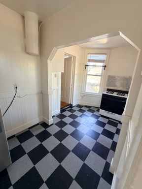 OPEN TUES 5-5:40pm 2 Wks FREE Spacious 1 bedroom, Ideal for 2 roommates, Close to UC, parking - 1628 – photo 1