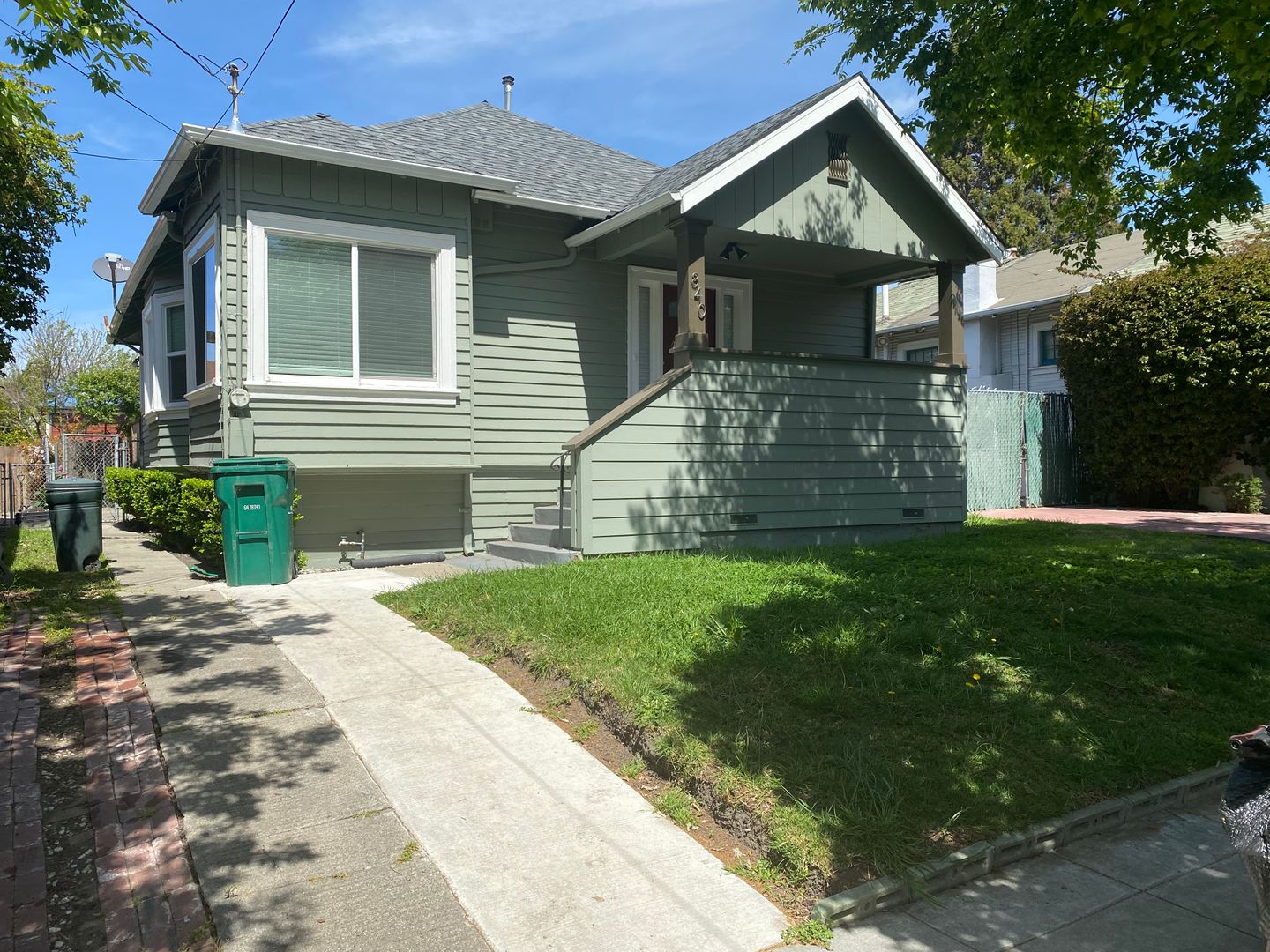 Oakland House: 840 Aileen street