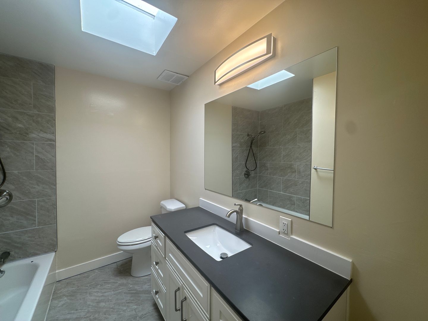 Oakland Apartment: 3682 39th Ave