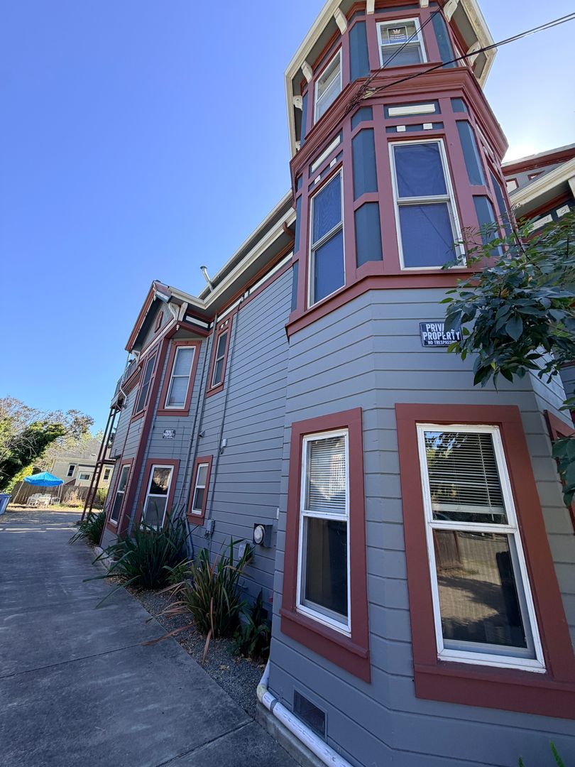 Berkeley Apartment: 1628 Fairview St
