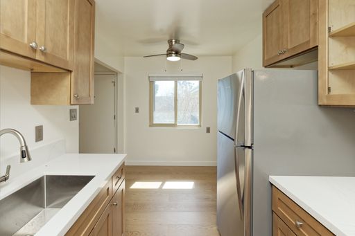 South Facing Top Floor 2BR with Parking and Dishwasher! - Available NOW! – photo 1