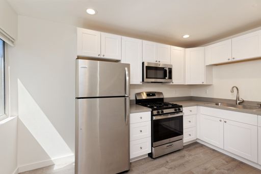 Bright Top Floor 1 Bedroom with Parking! - Available NOW! – photo 1
