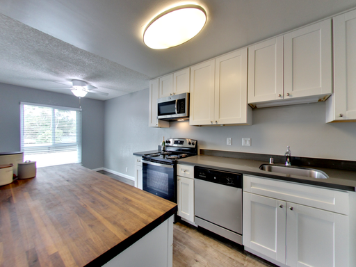 Remodeled 3rd Floor 2bd - 1 Mon Free - Walk to Shopping and Transportation – photo 1