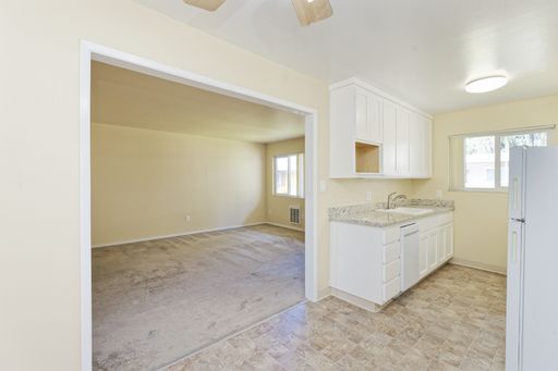 Top Floor 2bed/1bath with Dishwasher and Garage Parking! - Available NOW! – photo 1