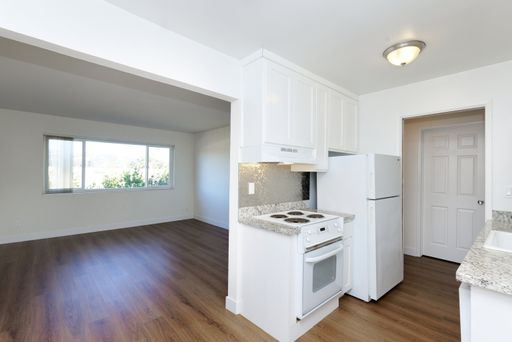 Top Floor 1 Bed with Dishwasher & Views! - Near Philz Coffee & Sprouts! – photo 1