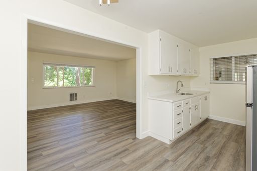 Beautiful 2 bed 1.5 bath with Balcony & Special in San Leandro! - Available Now! – photo 1