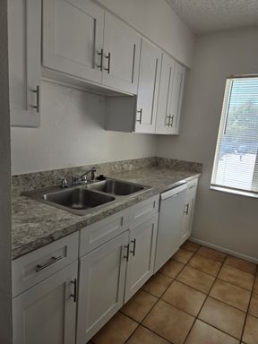 LABOR DAY SPECIAL- $300 OFF FIRST MONTH'S RENT! Place One Townhome! – photo 1