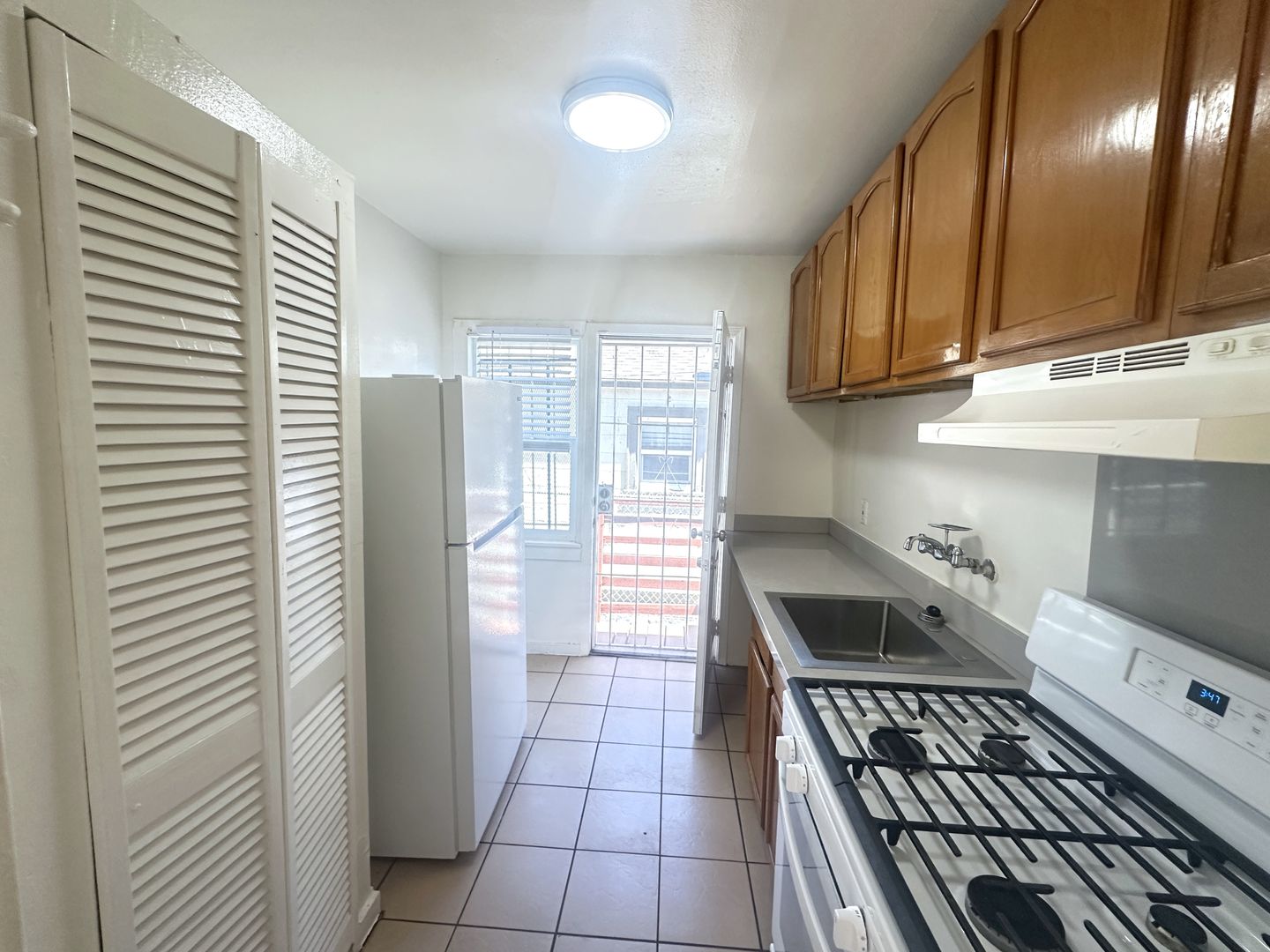 Oakland Apartment: 2648 E 27th Street,