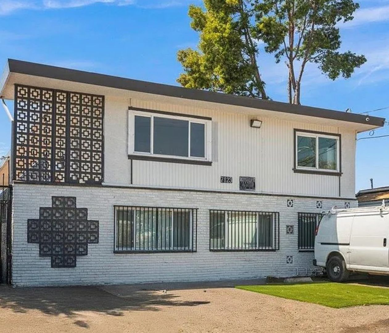 Oakland Apartment: 7123 Holly St