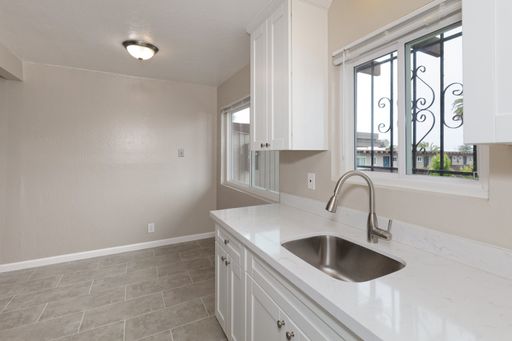 2Beds/1Bath ~Freshly Renovated and Centrally Located Between Fruitvale& Lake Merritt Station! – photo 1