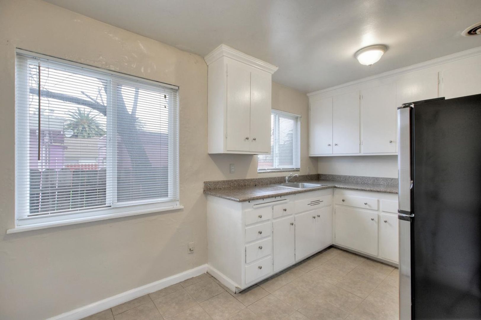 Oakland Apartment: 7448 lockwood st