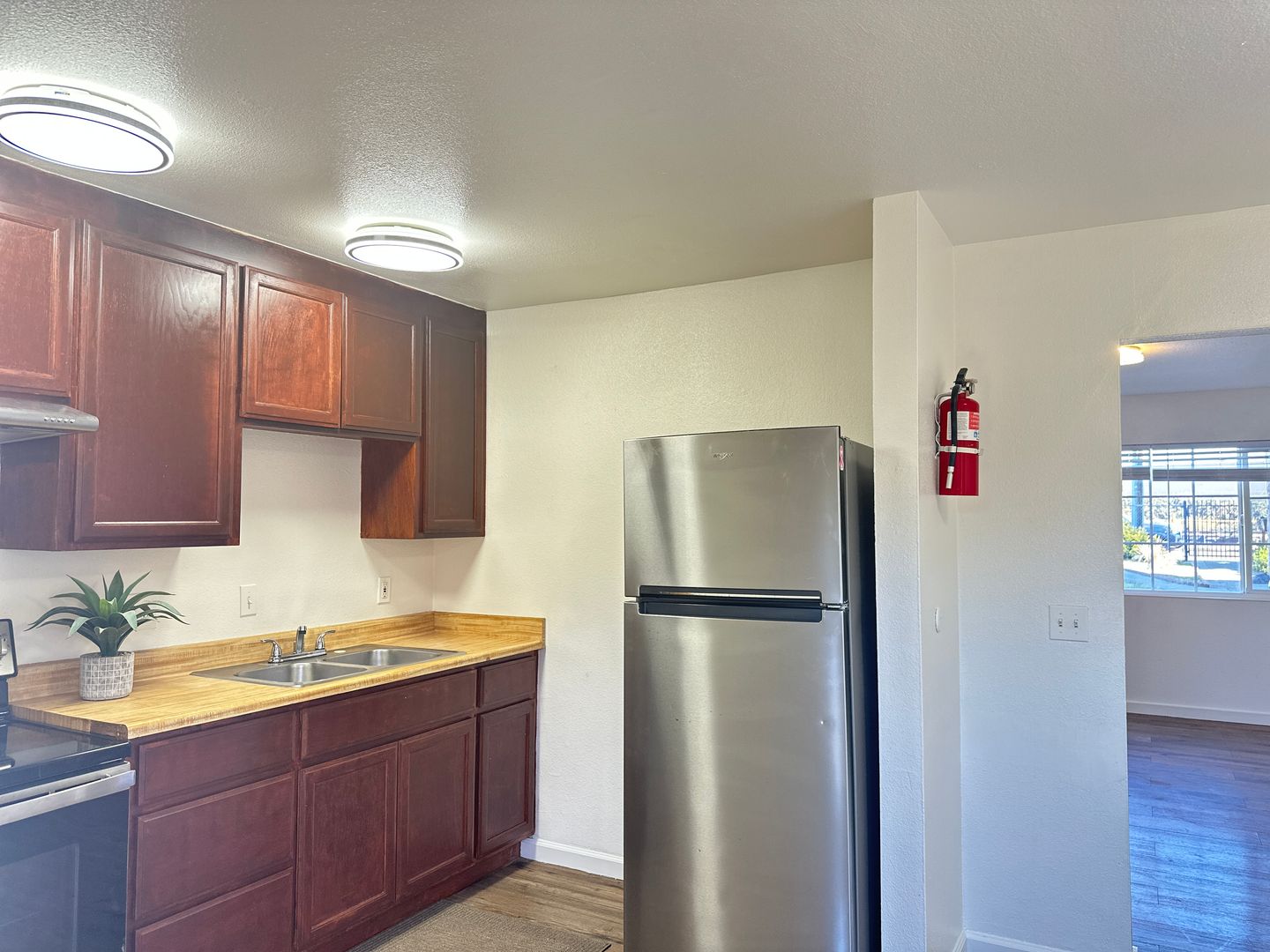 Oakland Apartment: 685 Cary St