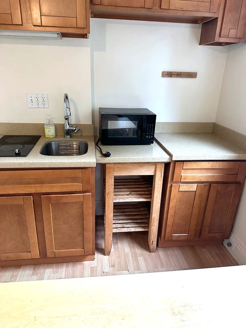 Berkeley Apartment: 1827 Berkeley Way