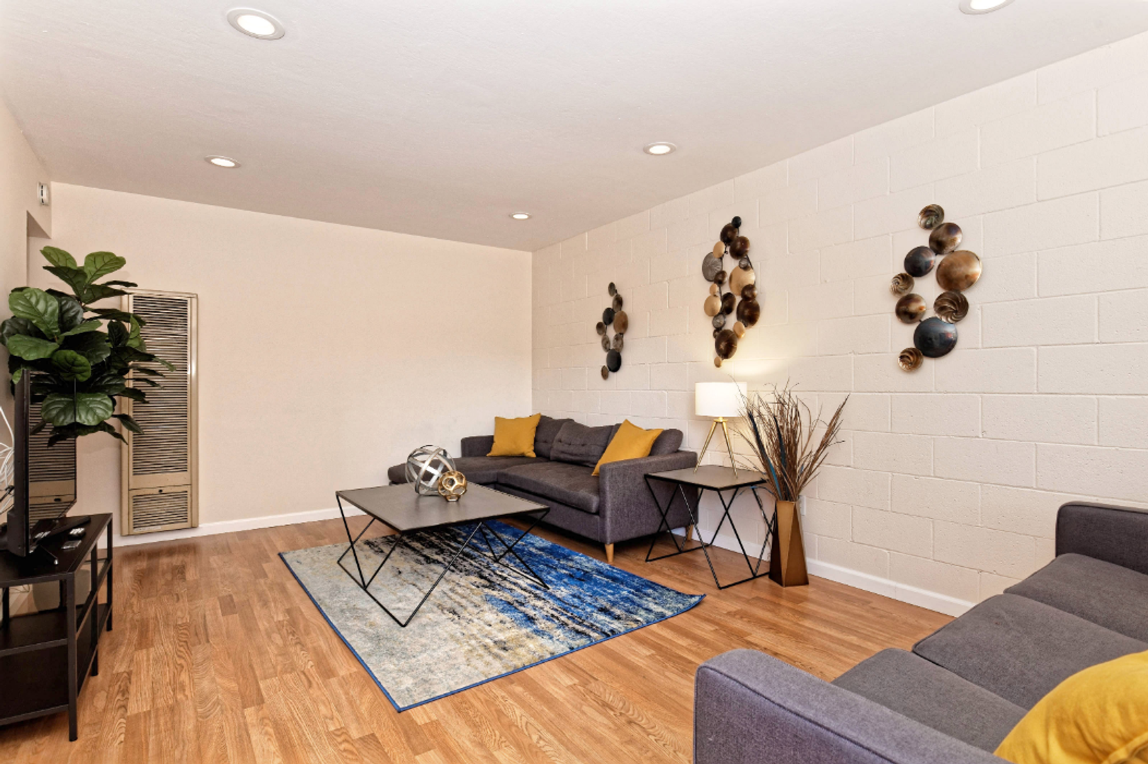Oakland Apartment: 4015 Howe St