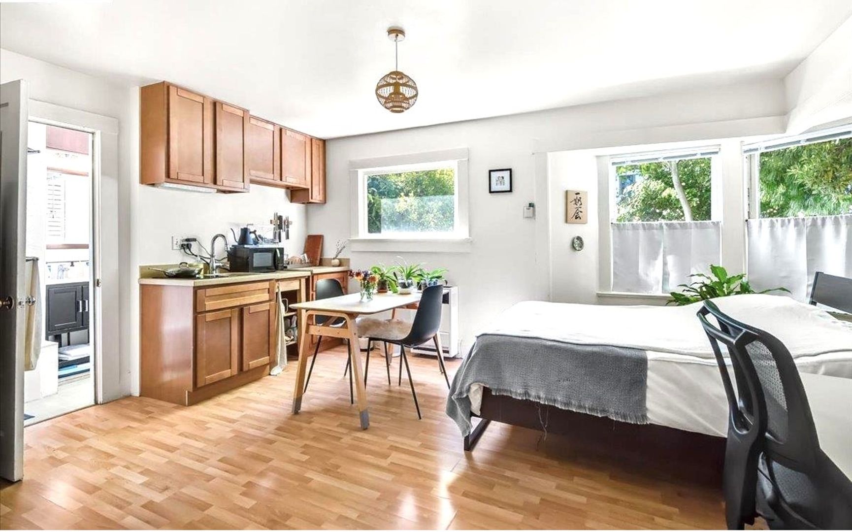 Berkeley Apartment: 1827 Berkeley Way