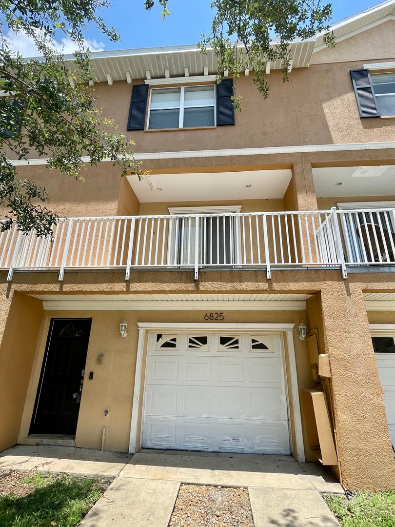 Tampa Townhome: 6825 S Kissimmee St