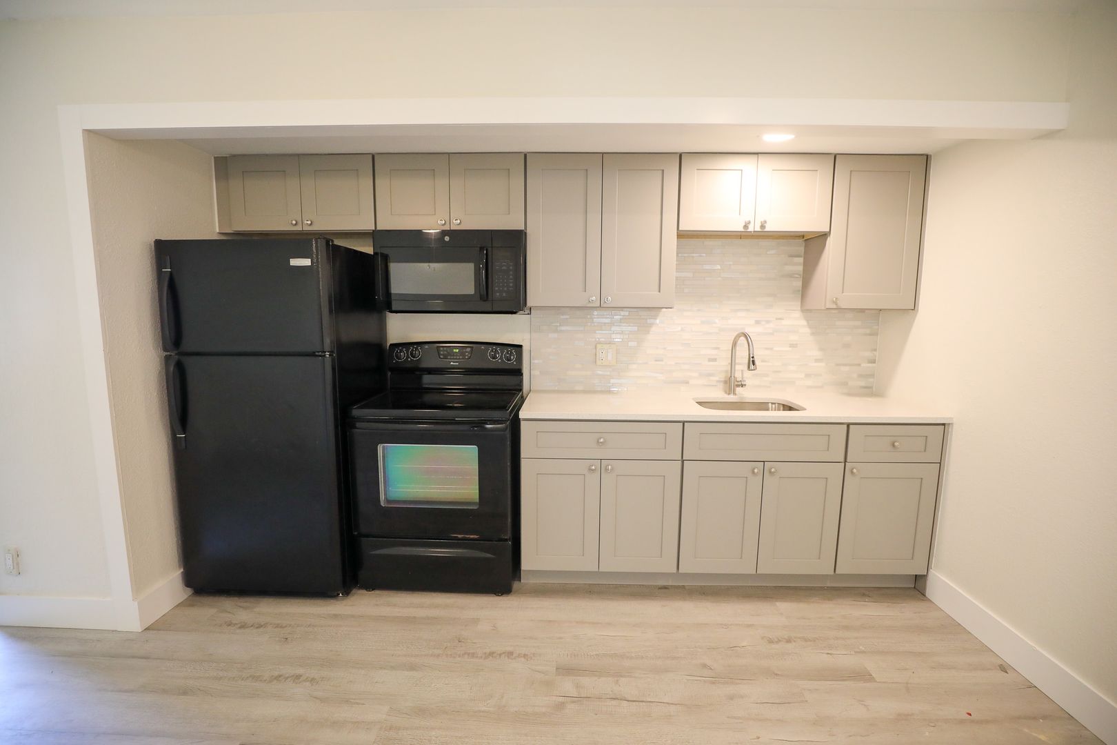 Reddington Shores Apartment: 17620 LEE AVE