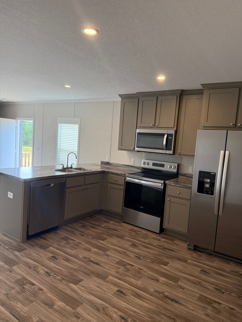 BRAND NEW-3 Bedroom / 2 Bath-MOVE-IN SPECIAL - 1 MONTH FREE