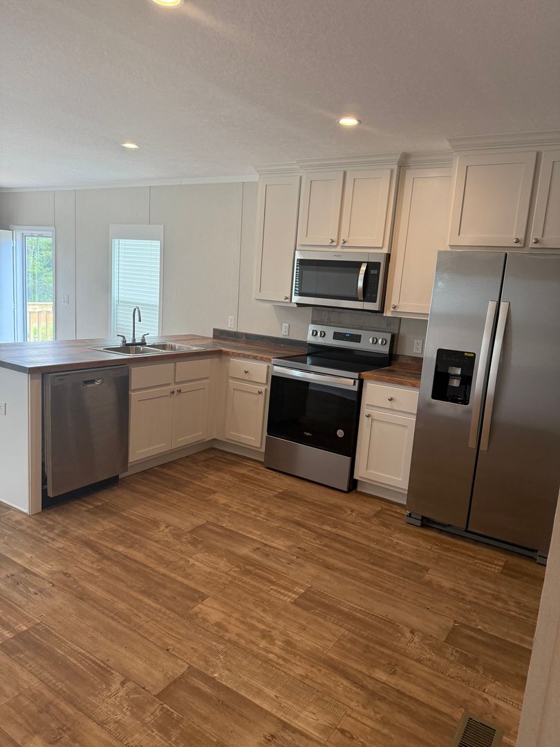 DeFuniak Springs House: 142 W Royal Palm Ave