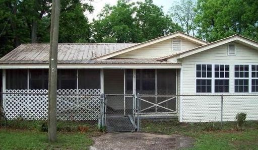Crestview Large Cute Farmhouse home 3 bedroom 2 bath over 2000 SQ Feet.