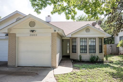 Beautiful 2 Bedroom, 2 Bathroom Home with Garage and Fireplace in Austin! – photo 1