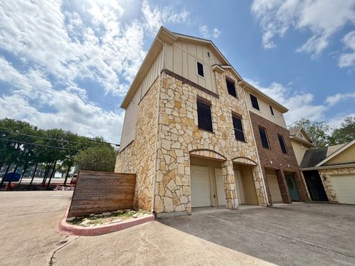 Modern 3BD/2BA Austin Property with Private Balcony & Attached Garage – photo 1
