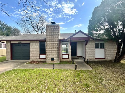 3BR/2BA • No Carpet • Large Fenced Backyard • Garage – photo 1