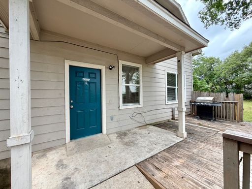 3BR Home with Primary Suite Downstairs & Open-Concept Living – photo 1