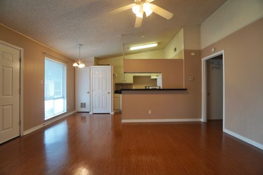 2BR/1BA Apartment with In-Unit Laundry in Austin! – photo 1