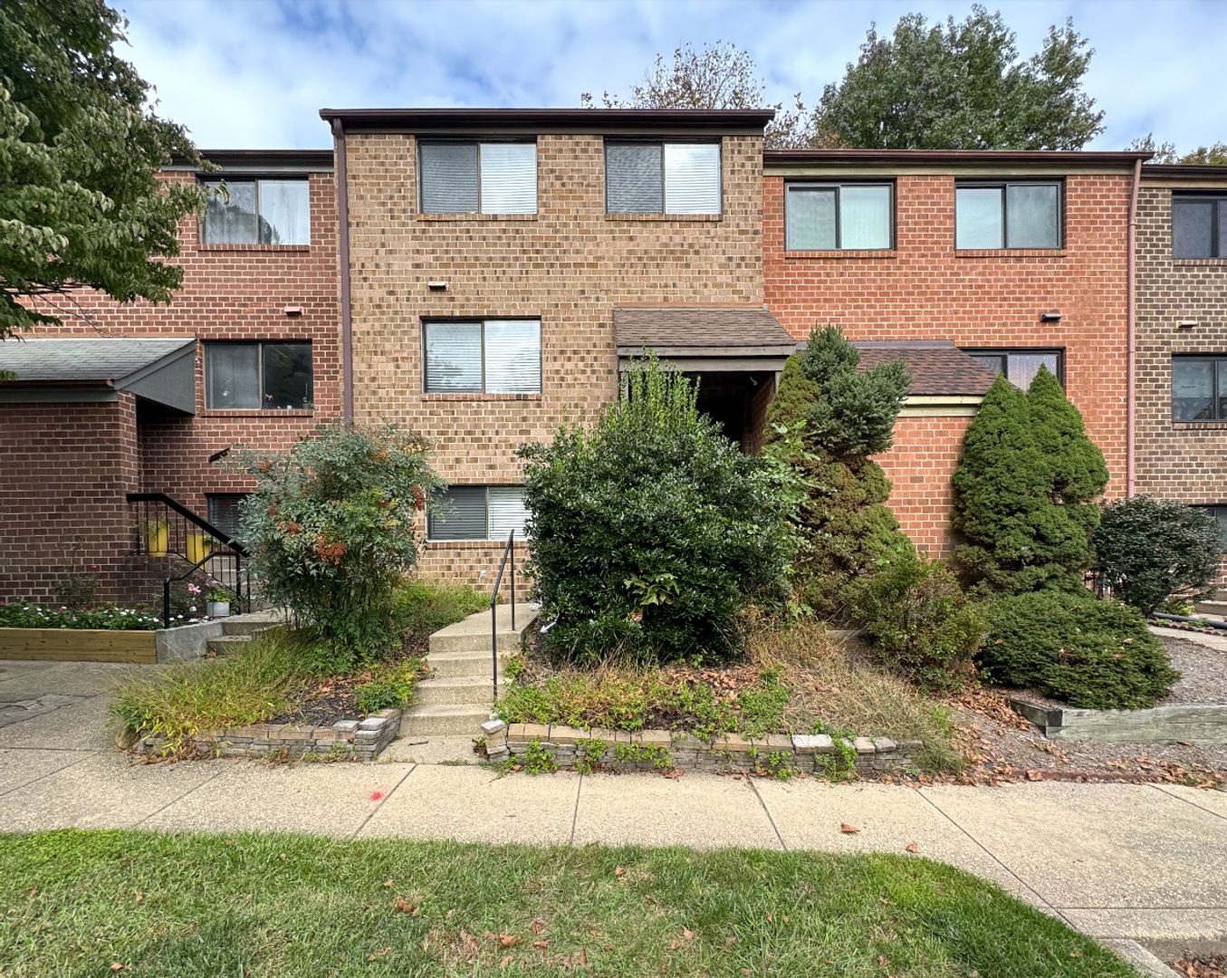 Columbia House: 9036 Early April Way