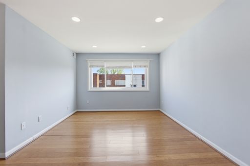 Charming 2 BR/1 BA Top Floor Condo in Congress Heights | 1 Month FREE Rent When You Move In by July 31! – photo 1