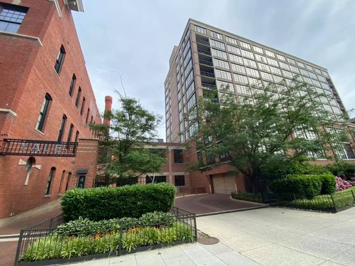 Lovely 1 BR + Den/1 BA Condo in Mount Vernon Square! – photo 1