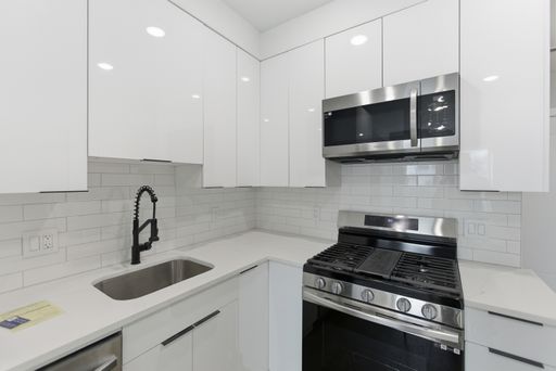 Lovely 1 BR+Den/1 BA Condo with Terrace in Carver-Langston! – photo 1
