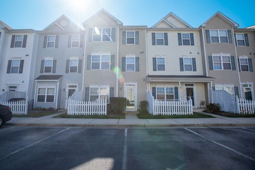 Magnificent 3 BR/2 BA Townhome in Severn!